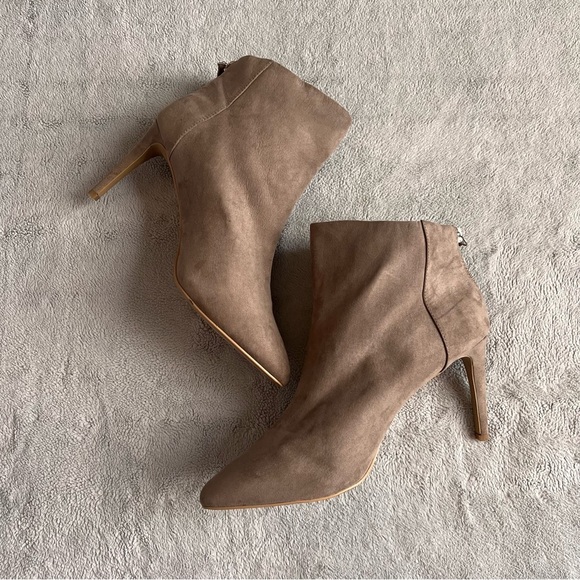 Express Vegan Faux Suede Pointed Toe High Heel Ankle Bootie Boots Sz 10 - Picture 1 of 14